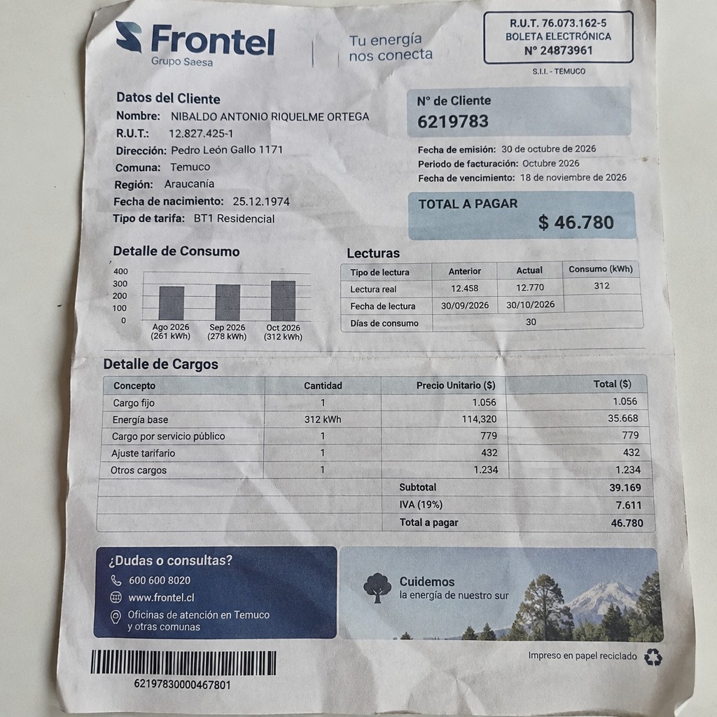 Create a statement, an electricity bill in CHILE. The A4 statement should be realistic, as if it were photographed on a phone. The document should be on a white background. The document must be for the last 3 months of October 2026. The document should contain several transactions and be wrinkled at the edges.
Name NIBALDO ANTONIO RIQUELME ORTEGA
Address Pedro León Gallo 1171, 4812594 Temuco, Araucanía
R.U.T. 12827425-1
Date of birth 25.12.1974
Date of discharge 30.10.2026 (OCTOBER 2026)